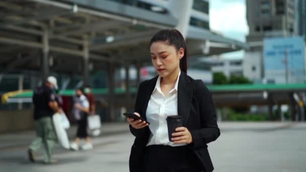 Mujer Negocios Caminando Usando Smartphone Ciudad — Vídeos de Stock