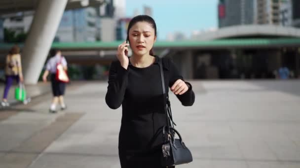 Stressed Woman Walking Talking Mobile Phone Her Business Problem City — Vídeos de Stock