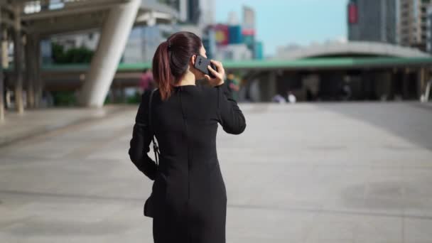 Business Woman Walking Talking Mobile Phone City — ストック動画