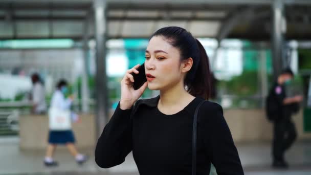 Напряженная Женщина Разговаривает Мобильным Телефоном Своей Бизнес Проблеме Городе — стоковое видео