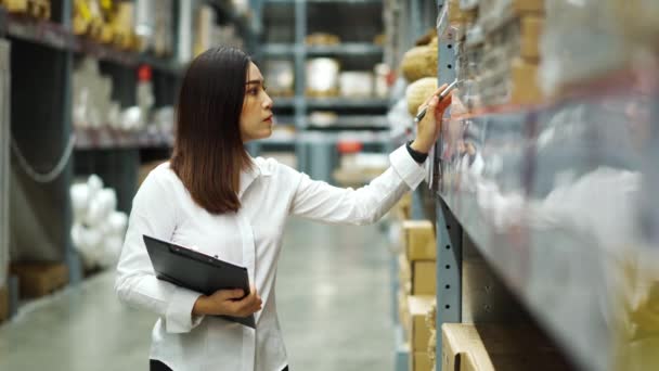 Mladá Žena Pracovník Držení Schránky Kontrolu Zásob Skladu Obchodě — Stock video