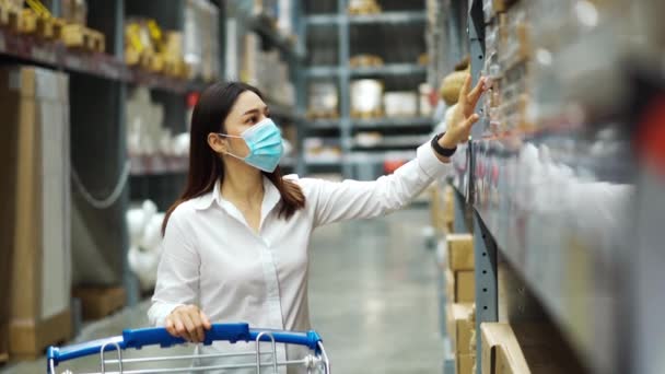 Kobieta Maską Medyczną Patrząc Zakupy Magazynie Podczas Pandemii Koronawirusowej Covid — Wideo stockowe