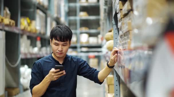 Trabajador Del Hombre Utilizando Teléfono Inteligente Para Comprobar Inventario Tienda — Vídeos de Stock