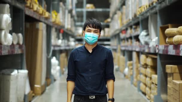 Mężczyzna Menedżer Noszący Maskę Medyczną Ramionami Skrzyżowanymi Magazynie Podczas Pandemii — Wideo stockowe
