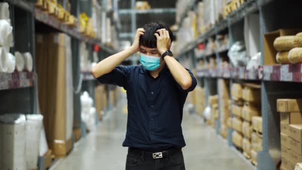 Zestresowany Menedżer Męski Maską Medyczną Magazynie Podczas Pandemii Koronawirusowej Covid — Wideo stockowe
