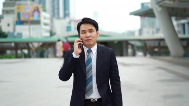 Business Man Walking Talking Mobile Phone City — Stock Video