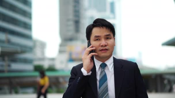 Successful Business Man Talking Mobile Phone City — Stock videók