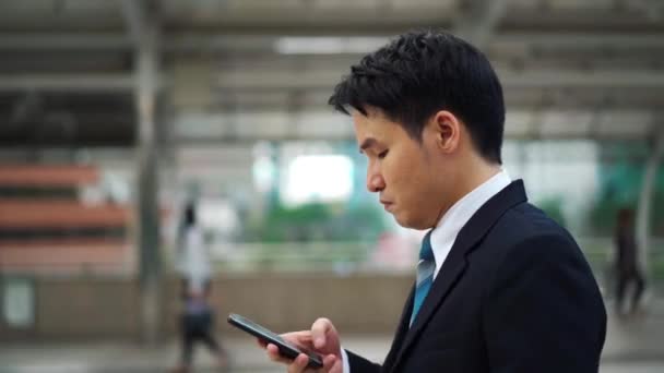 Hombre Serio Caminando Usando Teléfono Inteligente Ciudad — Vídeos de Stock