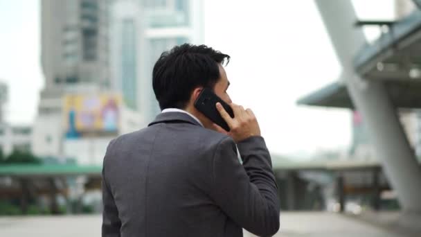 Бізнесмен Ходить Розмовляє Мобільним Телефоном Місті — стокове відео