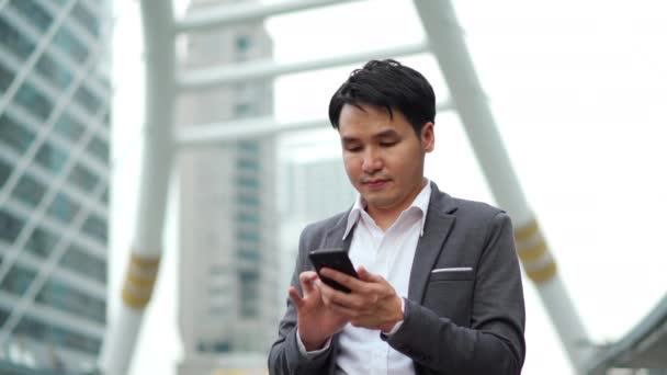 Hombre Negocios Usando Smartphone Ciudad — Vídeos de Stock