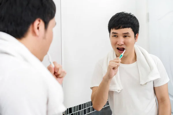 Mężczyzna Pchając Szczoteczkę Zębów Mycia Zębów Lustrze Łazience — Zdjęcie stockowe
