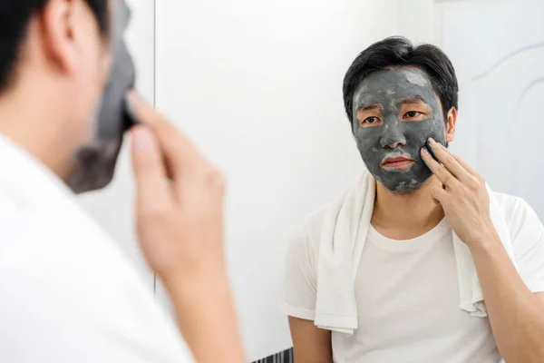 Homme Appliquant Masque Facial Dans Miroir Salle Bain — Photo