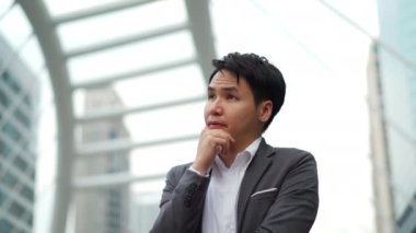 Şehirde ciddi iş adamları var.