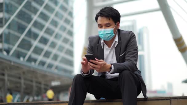 Şehirde Koronavirüs Covid Salgını Sırasında Akıllı Telefon Kullanan Tıbbi Maske Stok Çekim 
