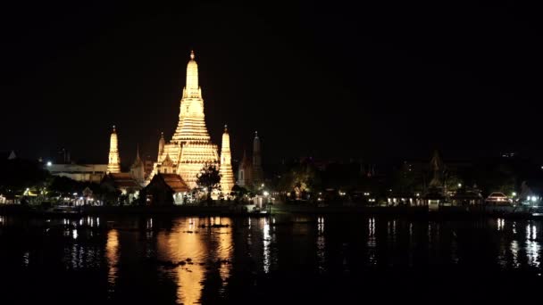 タイのバンコクで夜にチャオプラヤ川とワット アルン寺院 — ストック動画
