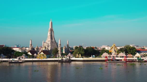 タイのバンコクにチャオプラヤ川とワット アルン寺院 — ストック動画
