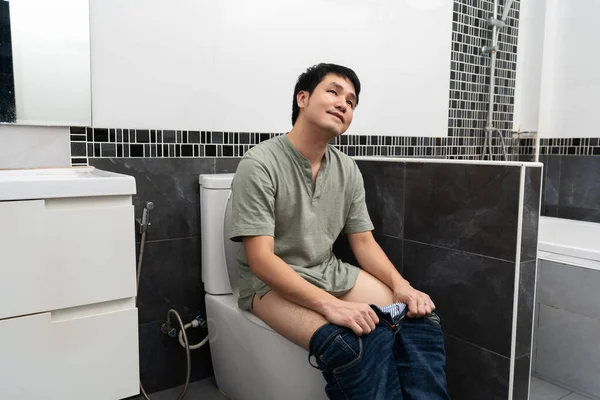 Hombre Feliz Sentado Inodoro Baño Casa — Foto de Stock