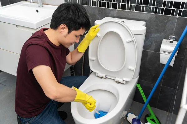 Jongeman Schoonmaken Toilet Kom Badkamer — Stockfoto