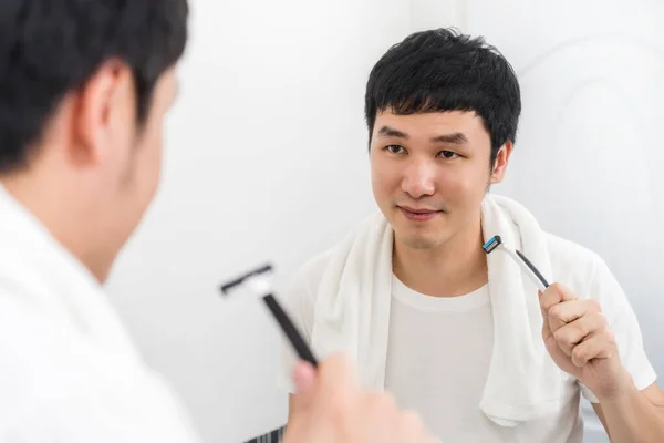 Homem Barbear Seu Rosto Terminou Segurando Navalha Espelho Banheiro — Fotografia de Stock