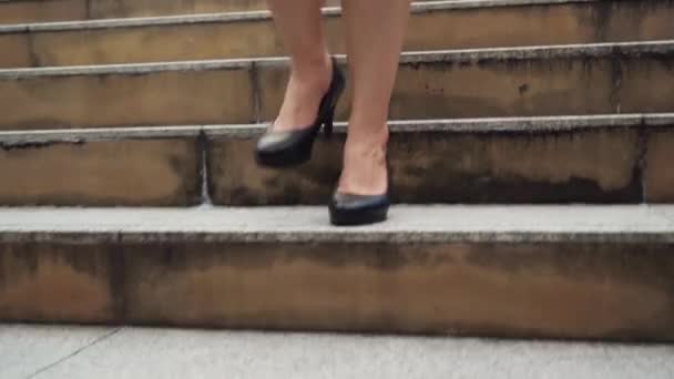 Деловая Женщина Туфлях Высоком Каблуке Спускается Лестнице Городе — стоковое видео
