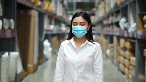 Menadżerka Nosząca Maskę Medyczną Skrzyżowanymi Ramionami Magazynie Podczas Pandemii Koronawirusowej — Wideo stockowe