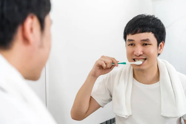 Homem Escova Dentes Para Escovar Dentes Espelho Banheiro — Fotografia de Stock