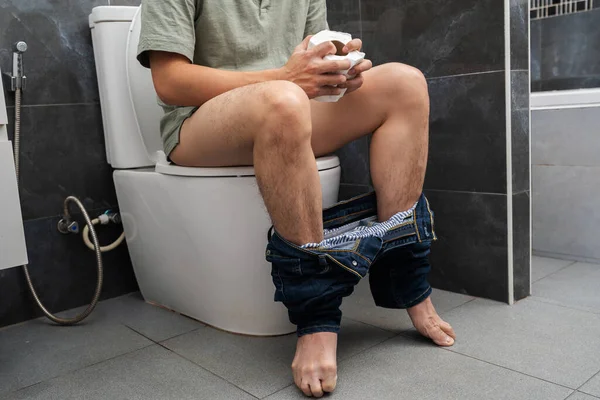 Homem Com Problemas Estômago Sentado Vaso Sanitário Segurando Rolo Tecido — Fotografia de Stock