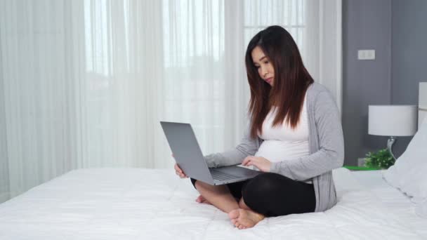 Těhotné Ženy Pomocí Notebooku Posteli — Stock video