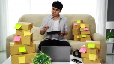 Girişimci müşteriye teslimat için kontrol ve yazma emri, KOBİ işi ev ofisinde çevrimiçi