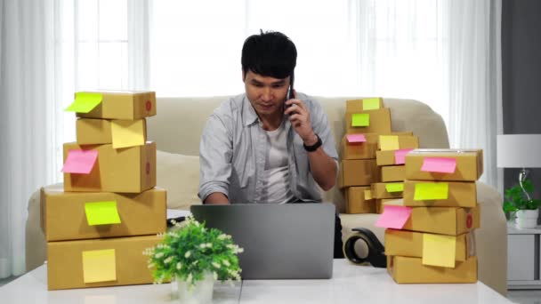 Szczęśliwy Człowiek Przedsiębiorca Rozmawiający Smartfonie Pomocą Laptopa Sprzedaży Produktu Online — Wideo stockowe