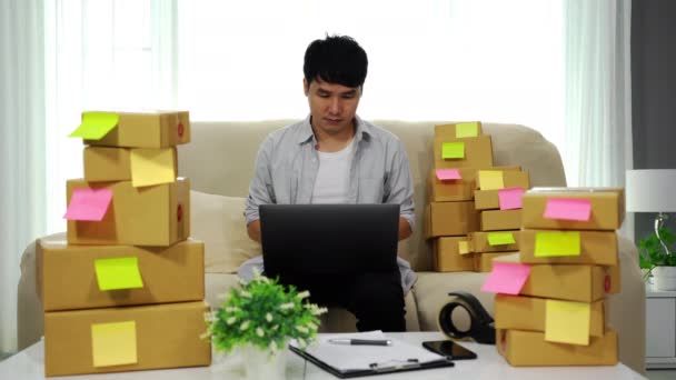 Człowiek Przedsiębiorca Pracuje Laptopem Komputera Sprawdzanie Aby Przygotować Skrzynki Paczek — Wideo stockowe