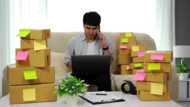 Empresário Homem Falando Smartphone Usando Computador Portátil Para Vender Produtos — Vídeo de Stock