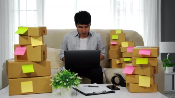 Zestresowany Przedsiębiorca Pracujący Laptopem Problem Sprzedażą Produktu Online Biurze Domowym — Wideo stockowe