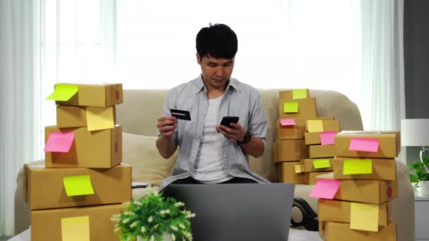 Muž Podnikatel Pomocí Smartphone Kreditní Kartou Domácí Kanceláři Sme Business — Stock video