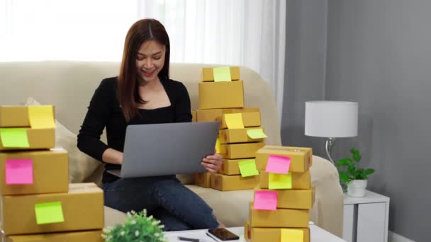 Empresária Mulher Alegre Trabalhando Com Computador Portátil Sucesso Para Venda — Vídeo de Stock