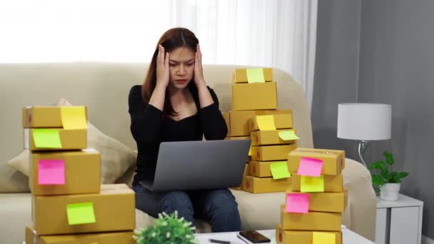 Donna Imprenditrice Stressata Che Lavora Con Computer Portatile Problemi Vendere — Video Stock