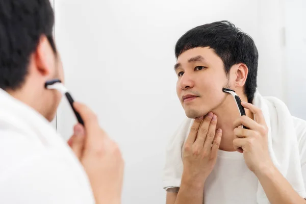 Homem Usando Navalha Para Raspar Rosto Sem Espuma Barbear Seco — Fotografia de Stock