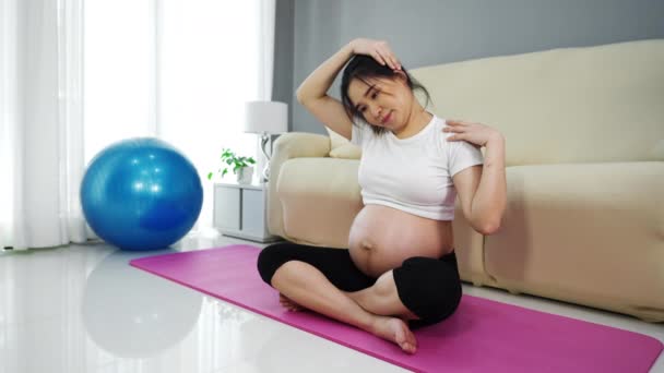 Gravid Kvinna Som Gör Yoga Motion Vardagsrummet Hemma — Stockvideo