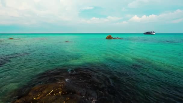 Zee Met Stenen Rots Koh Munnork Island Rayong Thailand — Stockvideo
