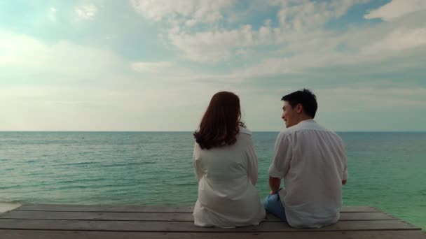 Happy Young Couple Sitting Wood Bridge Sea Beach Koh Munnork — стоковое видео