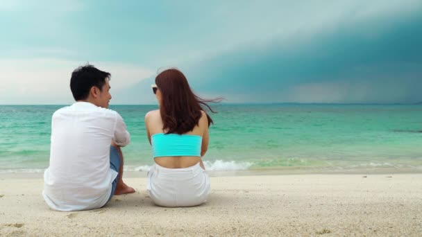 ラヨーン島のコ ムンノーク島のビーチに座って幸せな若いカップル — ストック動画