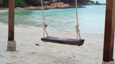 Koh MunNork Adası, Rayong, Tayland sahilinde ahşap salıncak.