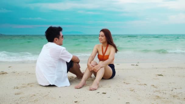 Feliz Joven Pareja Sentada Playa Del Mar Koh Munnork Island — Vídeos de Stock