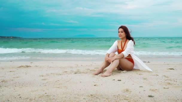 Vrouw Zittend Een Zeestrand Bij Koh Munnork Island Rayong Thailand — Stockvideo