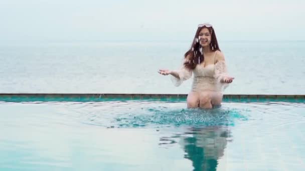 Cámara Lenta Mujer Joven Jugando Salpicadura Agua Piscina Con Fondo — Vídeos de Stock