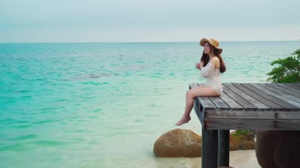 Šťastná Žena Sedí Dřevěném Mostě Mořské Pláži Ostrově Koh Munnork — Stock video