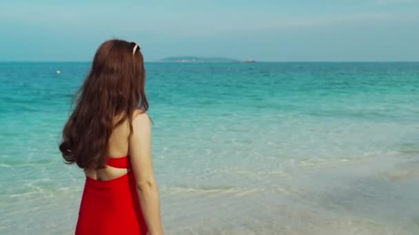Szczęśliwa Kobieta Spacerująca Plaży Morskiej Wyspie Koh Munnork Rayong Tajlandia — Wideo stockowe