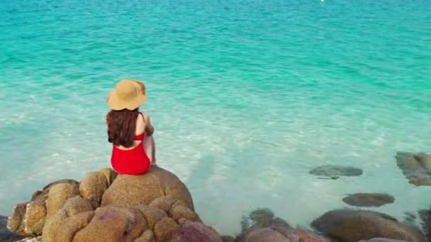 Mujer Joven Traje Baño Sentado Playa Piedra Con Mar Koh — Vídeos de Stock