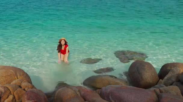 Vrolijke Jonge Vrouw Spelen Water Spetteren Zee Strand Koh Munnork — Stockvideo