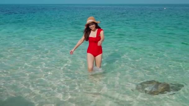 Moiton Lento Alegre Joven Mujer Caminando Jugando Salpicadura Agua Playa — Vídeos de Stock